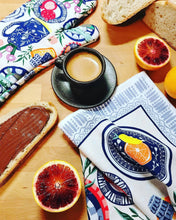 Carica l'immagine nel visualizzatore di Gallery, Guanto da Forno motivo Mediterranean Plates - Le Botteghe del Polesine