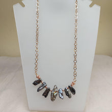 Carica l'immagine nel visualizzatore di Gallery, Collana Rosata con Perle di Fiume - ID&M