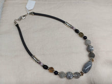 Carica l'immagine nel visualizzatore di Gallery, Collana Pietre Miste e cordone nero - ID&M