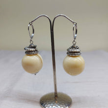 Carica l'immagine nel visualizzatore di Gallery, Orecchini ball avoriolina