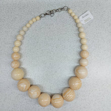 Carica l'immagine nel visualizzatore di Gallery, Collana Resina Avoriolina