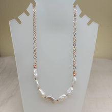 Carica l'immagine nel visualizzatore di Gallery, Collana Rosata con Perle di Fiume - ID&M