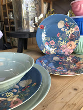 Carica l'immagine nel visualizzatore di Gallery, Piatto Piccolo in Melamina motivo Flower Collage - ID&M