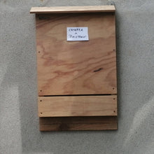 Carica l'immagine nel visualizzatore di Gallery, Casetta per Pipistrelli