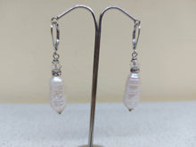 Carica l'immagine nel visualizzatore di Gallery, Orecchini perle di fiume allungate