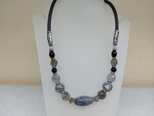 Carica l'immagine nel visualizzatore di Gallery, Collana Pietre Miste e cordone nero - ID&M