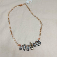 Carica l'immagine nel visualizzatore di Gallery, Collana Rosata con Perle di Fiume - ID&M