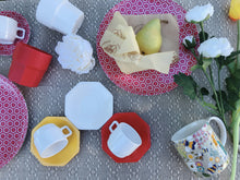 Carica l'immagine nel visualizzatore di Gallery, Tazzina Caffè con Piattino in Melamina motivo Miele Rosso