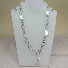 Carica l'immagine nel visualizzatore di Gallery, Collana Lune Perle di Fiume - ID&M