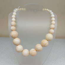 Carica l'immagine nel visualizzatore di Gallery, Collana Resina Avoriolina