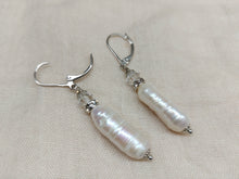 Carica l'immagine nel visualizzatore di Gallery, Orecchini perle di fiume allungate