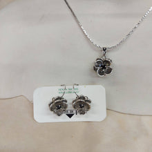 Carica l'immagine nel visualizzatore di Gallery, Parure collana e orecchini Fiore doppio