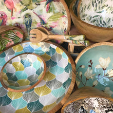 Carica l'immagine nel visualizzatore di Gallery, Ciotola Piccola Artigianale in Legno di Mango motivo Balloon - Le Botteghe del Polesine