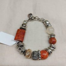 Carica l'immagine nel visualizzatore di Gallery, Bracciale misto perle e componenti - ID&M