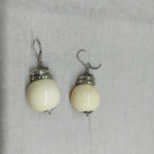Carica l'immagine nel visualizzatore di Gallery, Orecchini ball avoriolina