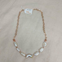 Carica l'immagine nel visualizzatore di Gallery, Collana Rosata con Perle di Fiume - ID&M