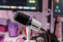 Carica l'immagine nel visualizzatore di Gallery, Shure MV7+ White
